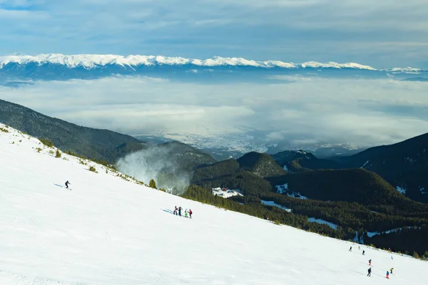 Skiër naar beneden de berg — Stockfoto