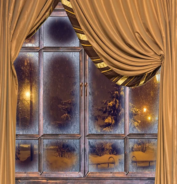 Замороженный вид на окно в ночь перед Рождеством — стоковое фото