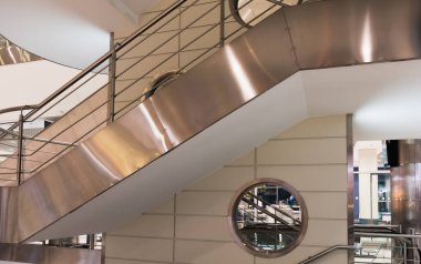 Moskova. Domodedovo. 07 numara. Şubat 2020. Domodedovo Havaalanı Uluslararası Kalkış Bölgesi. Uçak kalkış salonunun zeminleri arasında yürüyen merdiven var..