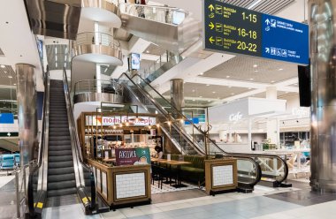 Moskova. Domodedovo. 07 numara. Şubat 2020. Domodedovo Havaalanı Uluslararası Kalkış Bölgesi. Uçak kalkış salonunun zeminleri arasında yürüyen merdiven var..