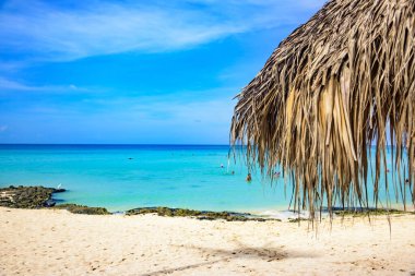 Karayip Denizi üzerinde bir sandy bir şemsiye altında grup güverte sandalyeleri plaj