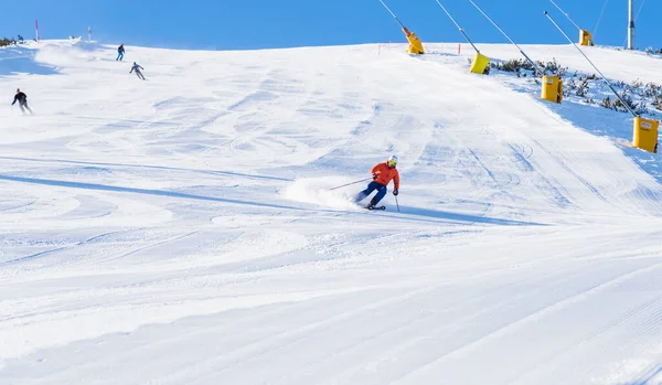 Bulgarien Bansko Februari 2020 Skidåkare Rider Ner Den Enorma Snöfältet — Stockfoto