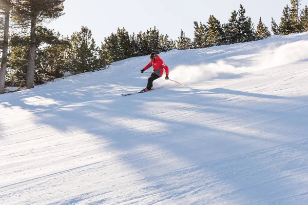 Bulgaria Bansko February 2020 Skier Riding Huge Snowfield Splashing Powder — Stock Photo, Image