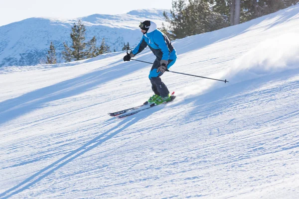 Bulgária Bansko Vagyok 2020 Február Síléc Hatalmas Hómezőn Fröccsenő Por — Stock Fotó