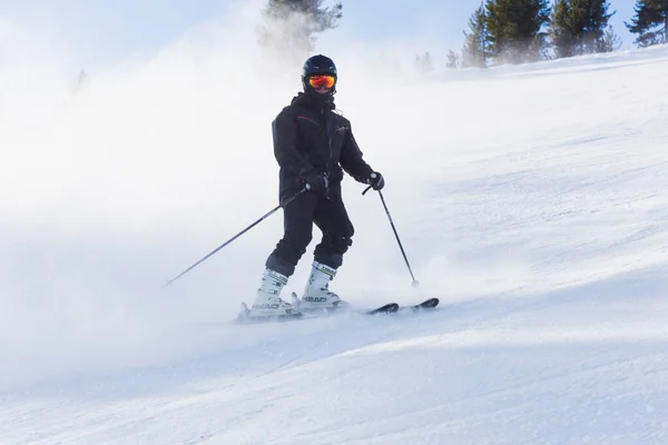 Bulgarien Bansko Februar 2020 Skifahrer Fährt Das Riesige Schneefeld Hinunter — Stockfoto