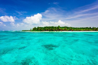 Atlantik Okyanusu 'nun güzel tropikal manzarası gökyüzü okyanus gökyüzüne karşı