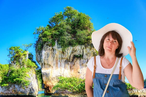 Middelbare Leeftijd Brunette Hoed Zee Strand — Stockfoto