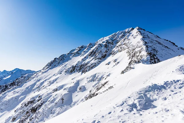 Bergtop Sneeuw Tegen Een Bewolkte Hemel Winter — Stockfoto