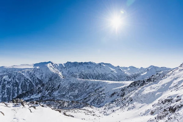 冬の曇り空に雪の山の頂上 — ストック写真