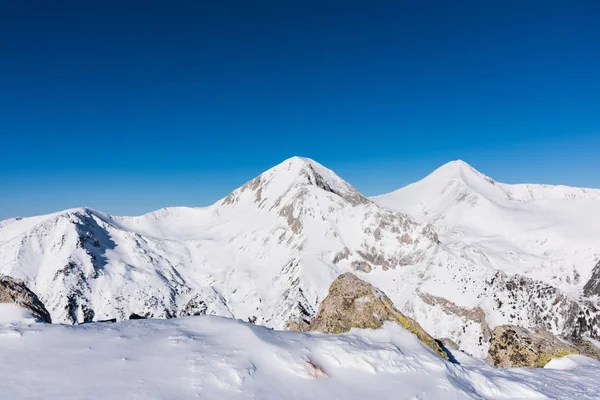 Cima Montaña Nieve Contra Cielo Nublado Invierno — Foto de Stock