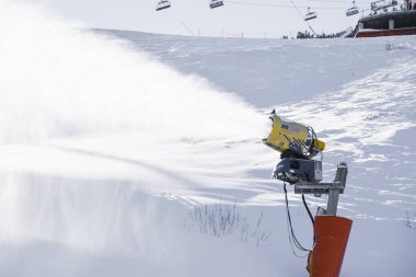 Bansko Bulgaristan 15 Şubat 2020. Kış dağlarında yapay kar üretimi için makineli tüfek