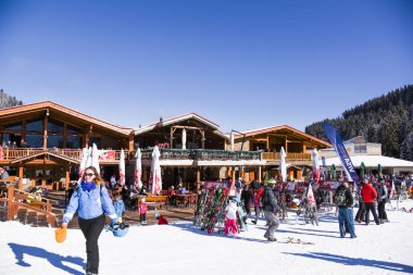 Bulgaristan. Bansko. 15 Şubat 20.Bansko kayak istasyonu, Banderishka Polyana 'da Kolarski kayak asansörü, kayak pistlerinde ve dağlarda kayakçılar. Çam ağaçlarıyla, millet. Sno