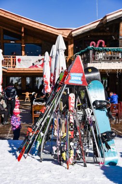Bulgaristan. Bansko. 12 Şubat 20.Bansko kayak istasyonu, Banderishka Polyana 'da Kolarski kayak asansörü, kayak pistlerinde ve dağlarda kayakçılar. Çam ağaçlarıyla, millet. Sno