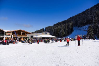 Bulgaristan. Bansko. 15 Şubat 20.Bansko kayak istasyonu, Banderishka Polyana 'da Kolarski kayak asansörü, kayak pistlerinde ve dağlarda kayakçılar. Çam ağaçlarıyla, millet. Sno