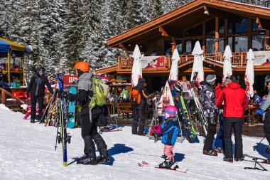 Bulgaristan. Bansko. 12 Şubat 20.Bansko kayak istasyonu, Banderishka Polyana 'da Kolarski kayak asansörü, kayak pistlerinde ve dağlarda kayakçılar. Çam ağaçlarıyla, millet. Sno