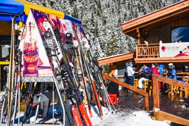 Bulgaristan. Bansko. 12 Şubat 20.Bansko kayak istasyonu, Banderishka Polyana 'da Kolarski kayak asansörü, kayak pistlerinde ve dağlarda kayakçılar. Çam ağaçlarıyla, millet. Sno