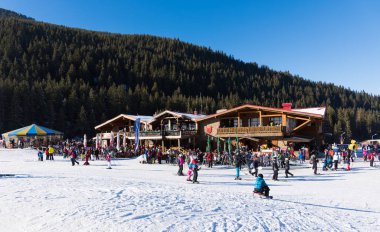 Bulgaristan. Bansko. 15 Şubat 20.Bansko kayak istasyonu, Banderishka Polyana 'da Kolarski kayak asansörü, kayak pistlerinde ve dağlarda kayakçılar. Çam ağaçlarıyla, millet. Sno