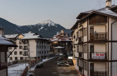Bansko, Bulgaristan-11 Şubat 2020. Bulgaristan 'da Bansko' nun eski sokakları. Güzel güneşli bir hava. Tatillerde insanlar kışın kayak merkezinde dinlenirler. 