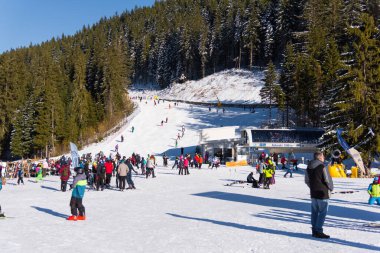 Bulgaristan. Bansko. 15 Şubat 20.Bansko kayak istasyonu, Banderishka Polyana 'da Kolarski kayak asansörü, kayak pistlerinde ve dağlarda kayakçılar. Çam ağaçlarıyla, millet. Sno