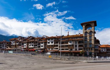 Bansko, Bulgaristan-11 Şubat 2020. Bulgaristan 'da Bansko' nun eski sokakları. Güzel güneşli bir hava. Tatillerde insanlar kışın kayak merkezinde dinlenirler. 