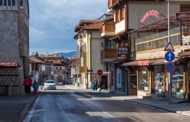 Bansko, Bulgaristan-11 Şubat 2020. Bulgaristan 'da Bansko' nun eski sokakları. Güzel güneşli bir hava. Tatillerde insanlar kışın kayak merkezinde dinlenirler. 