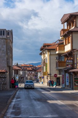 Bansko, Bulgaristan-11 Şubat 2020. Bulgaristan 'da Bansko' nun eski sokakları. Güzel güneşli bir hava. Tatillerde insanlar kışın kayak merkezinde dinlenirler. 