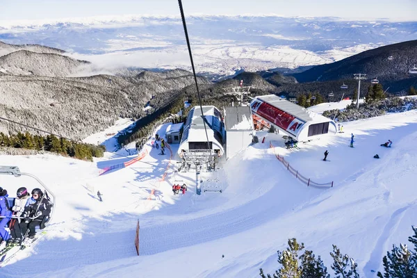 Bulgarien Bansko Februari 2020 Skidanläggning Bansko Snöiga Skidbackar Och Stolsliftstation — Stockfoto