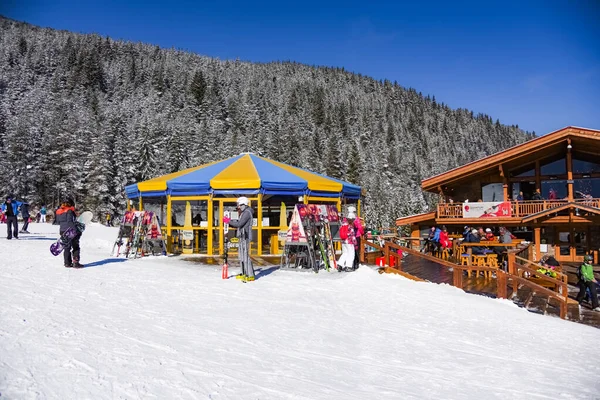 Bulgaristan. Bansko. 15 Şubat 20.Bansko kayak istasyonu, Banderishka Polyana 'da Kolarski kayak asansörü, kayak pistlerinde ve dağlarda kayakçılar. Çam ağaçlarıyla, millet. Sno