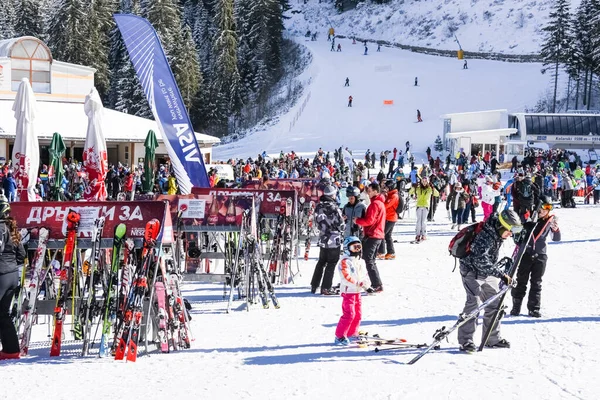 ブルガリア バンスコだ 2020年2月15日バンズコスキー場 バンデリシュカポリアナのコラースキーリフト スキー場のスキーヤー 松の木で — ストック写真