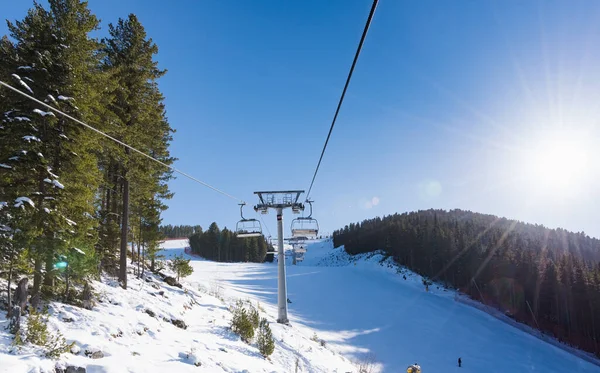 保加利亚 班思科2020年2月10日Ski度假胜地Bansko 冬季高山滑雪胜地的雪地滑雪场和椅子滑雪场 晴天在蓝天下 — 图库照片