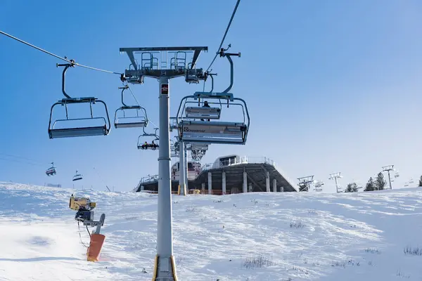 保加利亚 班思科2020年2月10日Ski度假胜地Bansko 冬季高山滑雪胜地的雪地滑雪场和椅子滑雪场 晴天在蓝天下 — 图库照片