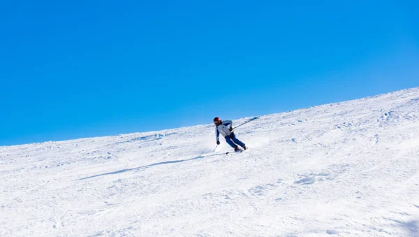 Bulgaria Bansko Febrero 2020 Esquiador Cabalgando Por Enorme Campo Nieve —  Fotos de Stock