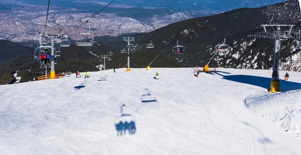 Bulgarien Bansko Februari 2020 Skidanläggning Bansko Snöiga Skidbackar Och Stolsliftstation — Stockfoto