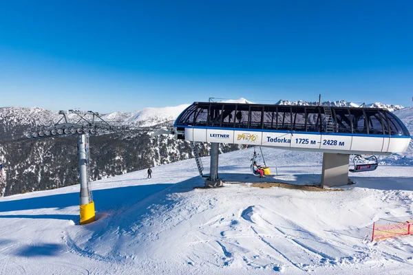 ブルガリア バンスコだ 2020年2月10日バンスコのスキーリゾート 冬のマウンテンスキーリゾートで雪のスキー場やチェアスキーリフトステーション 晴れた日は青空の下 — ストック写真