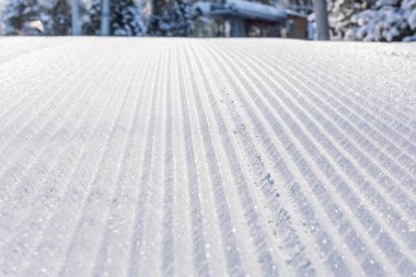 Kayak pistlerinin tepesinde kar aracı var.