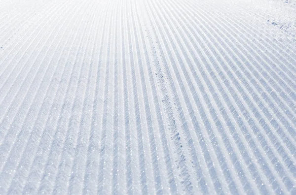 滑雪场的顶部是准备好的小径雪猫 — 图库照片