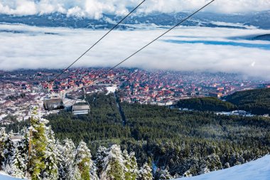 Bulgaristan. Bansko. 10 Şubat 2020 'de Bansko' da bir tatil köyünde. Karlı kayak pistleri ve sandalye kaldırma istasyonları. Güneşli bir günde mavi gökyüzünün altında