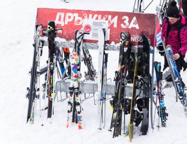 Bulgaristan. Bansko. 12 Şubat 20.Bansko kayak istasyonu, Banderishka Polyana 'da Kolarski kayak asansörü, kayak pistlerinde ve dağlarda kayakçılar. Çam ağaçlarıyla, millet. Sno