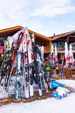 Bulgaristan. Bansko. 12 Şubat 20.Bansko kayak istasyonu, Banderishka Polyana 'da Kolarski kayak asansörü, kayak pistlerinde ve dağlarda kayakçılar. Çam ağaçlarıyla, millet. Sno