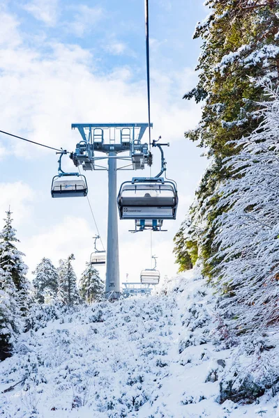 保加利亚 班思科2020年2月10日Ski度假胜地Bansko 冬季高山滑雪胜地的雪地滑雪场和椅子滑雪场 晴天在蓝天下 — 图库照片