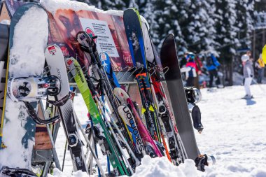 Bulgaristan. Bansko. 12 Şubat 20.Bansko kayak istasyonu, Banderishka Polyana 'da Kolarski kayak asansörü, kayak pistlerinde ve dağlarda kayakçılar. Çam ağaçlarıyla, millet. Sno