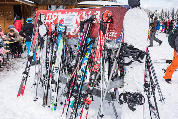 Болгария. Банско. 12 февраля 2020.Bansko ski station, Kolarski ski lift at Banderishka polyana, skiers on ski slopes, mountain. С соснами, люди. Сно
