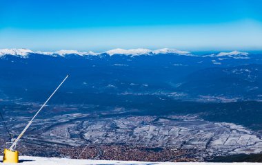 Pirin Dağı 'nın tepesinden Bansko şehri manzarası. Bulgaristan 'da puslu bir kayak merkezi sabahı