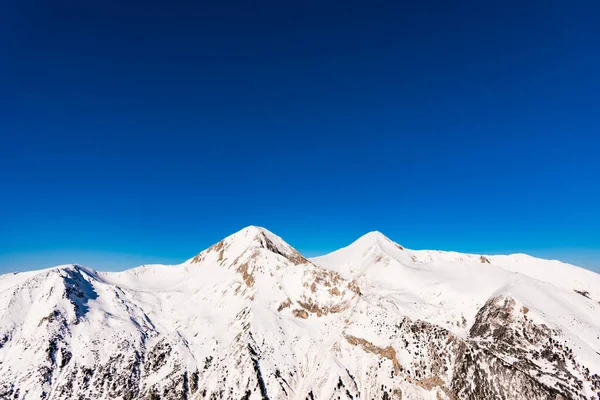 Bergtoppen Bedekt Met Sneeuw Verlicht Door Een Felle Zon — Stockfoto