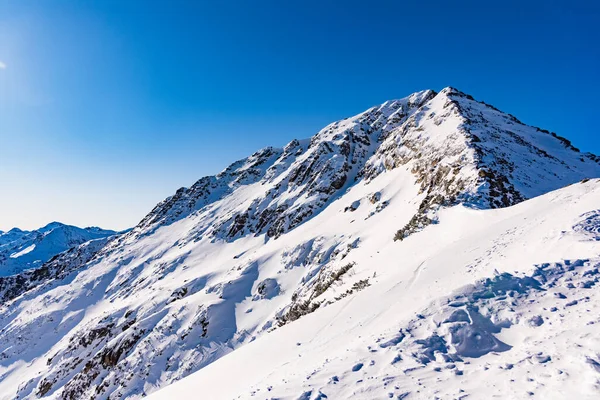 被阳光照亮的白雪覆盖的山峰 — 图库照片