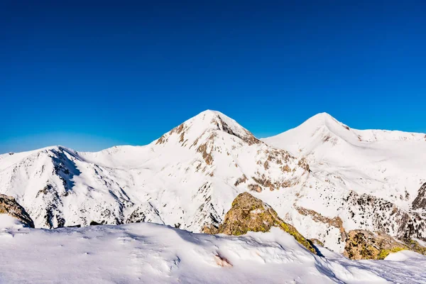 Parlak Bir Güneş Tarafından Aydınlatılmış Karla Kaplı Dağ Zirveleri — Stok fotoğraf