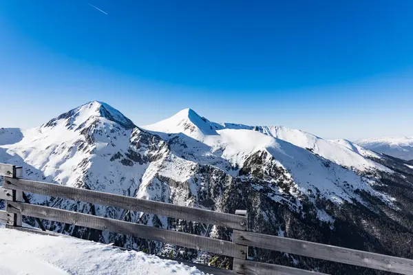 被阳光照亮的白雪覆盖的山峰 — 图库照片