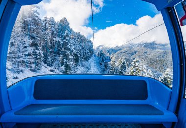 Bansko, Bulgaristan 15 Şubat 2020 'de kayak asansöründen zirveye tırmanırken dağın manzarası