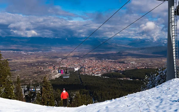 保加利亚 班思科2020年2月10日Ski度假胜地Bansko 冬季高山滑雪胜地的雪地滑雪场和椅子滑雪场 晴天在蓝天下 — 图库照片