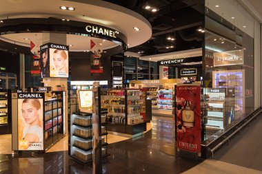 Moskova, Domodedovo. 17 Mart. 2020 yılı. Domodedovo Havaalanı boş dükkanlar ve kafeler. İnsanlar Coronavirus COVID19 tarafından karantinaya alınmaz..